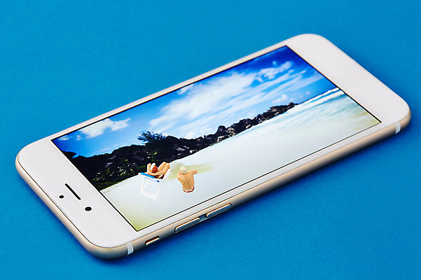 포토 JPG 스튜디오촬영 수영복 바다 백그라운드 컨셉 휴가 실내 해변 사람없음 스마트폰 미니어처 피규어 야외의자 국내포토 옷 의자 내부 핸드폰 스마트기기 모형 파일형식