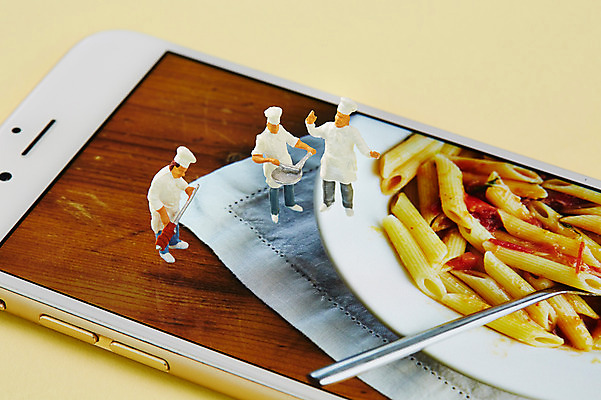 포토 JPG 스튜디오촬영 음식 백그라운드 컨셉 파스타 실내 요리사모자 요리 사람없음 스마트폰 요리사 미니어처 피규어 조리복 국내포토 직업 모자_잡화 유니폼 서양음식 내부 핸드폰 스마트기기 모형 파일형식