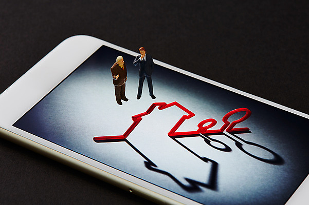 포토 JPG 스튜디오촬영 배경화면 백그라운드 컨셉 비즈니스 부동산 실내 사람없음 경제 스마트폰 미니어처 피규어 비즈니스맨 국내포토 남자 내부 핸드폰 스마트기기 모형 직장인 재산 파일형식