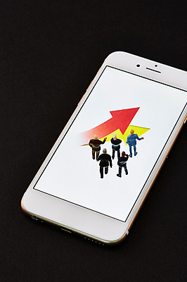 포토 JPG 스튜디오촬영 화살표 백그라운드 컨셉 비즈니스 실내 사람없음 스마트폰 미니어처 피규어 비즈니스맨 국내포토 남자 내부 핸드폰 스마트기기 모형 직장인 파일형식