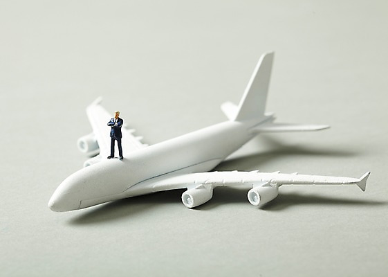 포토 JPG 스튜디오촬영 배경화면 컨셉 비즈니스 비행기 실내 사람없음 미니어처 피규어 비즈니스맨 출장 국내포토 남자 항공교통 대중교통 내부 모형 직장인 파일형식