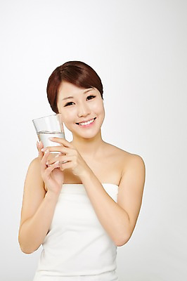 포토 JPG 스튜디오촬영 외국인 해외기획촬영 우먼라이프 라이프스타일 여자 모션 실내 건강 한명 서기 미소 들기 사람 동양인 상반신 성인 앞모습 물 30대 뷰티 건강관리 매끈함 일본인 물컵 순수 청순 2015년일본 여자만 여자한명만 성인여자만 성인한명만 성인여자한명만 장년만 장년여자만 장년여자한명만 성인만 국내포토 자연요소 1 뷰포인트 컨셉 표정 관리 인종 내부 생활 컵 장년 감각 파일형식