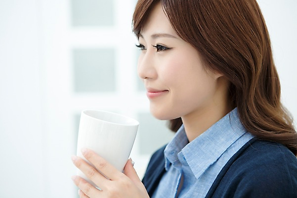 포토 JPG 스튜디오촬영 외국인 해외기획촬영 우먼라이프 라이프스타일 응시 여자 여유 커피 모션 티타임 휴식 실내 한명 미소 들기 사람 앉기 동양인 상반신 성인 옆모습 30대 머그컵 자유 일본인 창가 2015년일본 여자만 여자한명만 성인여자만 성인한명만 성인여자한명만 장년만 장년여자만 장년여자한명만 성인만 국내포토 1 시선 감정 음료 뷰포인트 컨셉 창문 표정 인종 내부 생활 컵 장년 파일형식