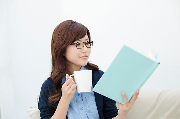 포토 JPG 스튜디오촬영 외국인 해외기획촬영 우먼라이프 라이프스타일 여자 안경 여유 커피 모션 휴식 실내 한명 들기 사람 앉기 동양인 상반신 성인 책 30대 소파 독서 머그컵 자유 일본인 읽기 2015년일본 여자만 여자한명만 성인여자만 성인한명만 성인여자한명만 장년만 장년여자만 장년여자한명만 성인만 안경낌 국내포토 1 잡화 감정 음료 컨셉 의자 인종 내부 생활 컵 장년 파일형식