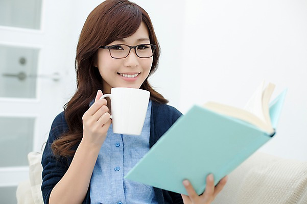 포토 JPG 스튜디오촬영 외국인 해외기획촬영 우먼라이프 라이프스타일 여자 안경 여유 커피 음료 모션 휴식 실내 한명 미소 들기 사람 앉기 동양인 상반신 성인 앞모습 책 컵 30대 소파 독서 머그컵 자유 일본인 2015년일본 여자만 여자한명만 성인여자만 성인한명만 성인여자한명만 장년만 장년여자만 장년여자한명만 성인만 안경낌 국내포토 1 식기 잡화 감정 뷰포인트 컨셉 의자 표정 인종 내부 생활 장년 파일형식