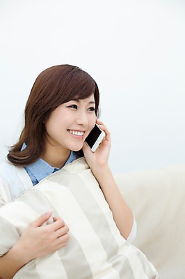 포토 JPG 스튜디오촬영 외국인 해외기획촬영 우먼라이프 라이프스타일 여자 여유 쿠션 모션 휴식 실내 한명 미소 들기 사람 앉기 동양인 상반신 성인 앞모습 30대 스마트폰 소파 자유 일본인 통화 2015년일본 여자만 여자한명만 성인여자만 성인한명만 성인여자한명만 장년만 장년여자만 장년여자한명만 성인만 국내포토 1 감정 뷰포인트 컨셉 의자 표정 인종 내부 생활 장년 핸드폰 스마트기기 파일형식