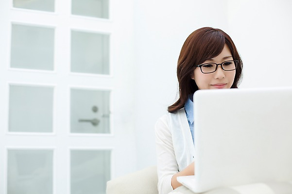 포토 JPG 스튜디오촬영 외국인 해외기획촬영 우먼라이프 라이프스타일 여자 안경 여유 모션 휴식 실내 한명 미소 사람 앉기 동양인 상반신 성인 앞모습 30대 노트북 소파 자유 웹서핑 일본인 2015년일본 여자만 여자한명만 성인여자만 성인한명만 성인여자한명만 장년만 장년여자만 장년여자한명만 성인만 안경낌 국내포토 1 잡화 감정 뷰포인트 컨셉 의자 표정 인종 내부 생활 장년 전자제품 파일형식