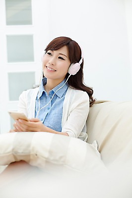 포토 JPG 스튜디오촬영 외국인 해외기획촬영 우먼라이프 라이프스타일 응시 여자 여유 음악 노래 모션 휴식 실내 한명 미소 사람 앉기 동양인 상반신 성인 앞모습 30대 스마트폰 소파 헤드셋 듣기 자유 일본인 2015년일본 여자만 여자한명만 성인여자만 성인한명만 성인여자한명만 장년만 장년여자만 장년여자한명만 성인만 국내포토 1 시선 감정 뷰포인트 음향기기 컨셉 의자 문화예술 표정 인종 내부 생활 장년 핸드폰 스마트기기 헤드폰 파일형식