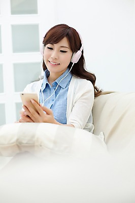 포토 JPG 스튜디오촬영 외국인 해외기획촬영 우먼라이프 라이프스타일 여자 여유 음악 노래 모션 휴식 실내 한명 미소 들기 사람 앉기 동양인 상반신 성인 앞모습 30대 스마트폰 소파 헤드셋 듣기 자유 일본인 2015년일본 여자만 여자한명만 성인여자만 성인한명만 성인여자한명만 장년만 장년여자만 장년여자한명만 성인만 국내포토 1 감정 뷰포인트 음향기기 컨셉 의자 문화예술 표정 인종 내부 생활 장년 핸드폰 스마트기기 헤드폰 파일형식