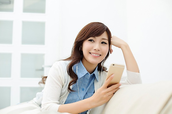 포토 JPG 스튜디오촬영 외국인 해외기획촬영 우먼라이프 라이프스타일 응시 여자 여유 음악 이어폰 노래 모션 휴식 실내 한명 미소 들기 사람 앉기 동양인 손짓 상반신 성인 앞모습 30대 스마트폰 소파 듣기 자유 일본인 2015년일본 여자만 여자한명만 성인여자만 성인한명만 성인여자한명만 장년만 장년여자만 장년여자한명만 성인만 국내포토 1 시선 감정 뷰포인트 음향기기 컨셉 의자 문화예술 표정 인종 내부 생활 장년 핸드폰 스마트기기 파일형식