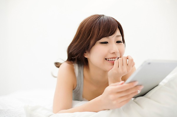 포토 JPG 스튜디오촬영 외국인 해외기획촬영 우먼라이프 라이프스타일 여자 엎드리기 모션 휴식 실내 한명 미소 들기 사람 동양인 상반신 성인 앞모습 30대 태블릿 턱괴기 침실 침대 웹서핑 포근함 일본인 2015년일본 여자만 여자한명만 성인여자만 성인한명만 성인여자한명만 장년만 장년여자만 장년여자한명만 성인만 국내포토 1 뷰포인트 가구 컨셉 표정 인종 내부 생활 장년 전자제품 스마트기기 감각 파일형식