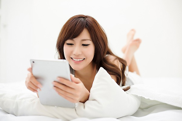 포토 JPG 스튜디오촬영 전신 외국인 해외기획촬영 우먼라이프 라이프스타일 여자 엎드리기 모션 휴식 실내 한명 미소 들기 사람 동양인 성인 앞모습 30대 태블릿 침실 침대 웹서핑 포근함 일본인 2015년일본 여자만 여자한명만 성인여자만 성인한명만 성인여자한명만 장년만 장년여자만 장년여자한명만 성인만 국내포토 1 뷰포인트 가구 컨셉 표정 인종 내부 생활 장년 전자제품 스마트기기 감각 파일형식