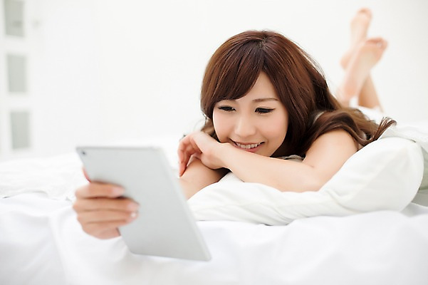포토 JPG 스튜디오촬영 전신 외국인 해외기획촬영 우먼라이프 라이프스타일 여자 엎드리기 모션 휴식 실내 한명 미소 들기 사람 동양인 성인 앞모습 30대 태블릿 침실 침대 웹서핑 포근함 일본인 2015년일본 여자만 여자한명만 성인여자만 성인한명만 성인여자한명만 장년만 장년여자만 장년여자한명만 성인만 국내포토 1 뷰포인트 가구 컨셉 표정 인종 내부 생활 장년 전자제품 스마트기기 감각 파일형식