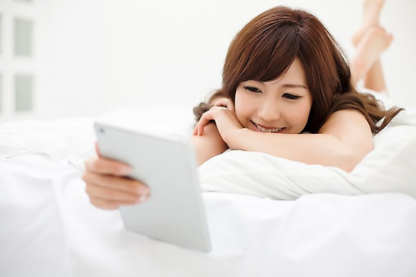 포토 JPG 스튜디오촬영 전신 외국인 해외기획촬영 우먼라이프 라이프스타일 여자 엎드리기 모션 휴식 실내 한명 미소 들기 사람 동양인 성인 앞모습 30대 태블릿 침실 침대 웹서핑 포근함 일본인 2015년일본 여자만 여자한명만 성인여자만 성인한명만 성인여자한명만 장년만 장년여자만 장년여자한명만 성인만 국내포토 1 뷰포인트 가구 컨셉 표정 인종 내부 생활 장년 전자제품 스마트기기 감각 파일형식