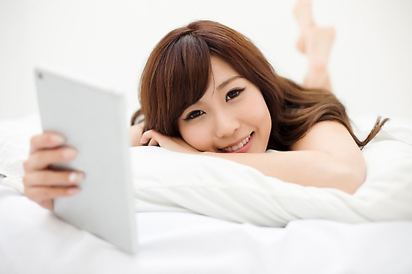 포토 JPG 스튜디오촬영 전신 외국인 해외기획촬영 우먼라이프 라이프스타일 여자 엎드리기 모션 휴식 실내 한명 미소 들기 사람 동양인 성인 앞모습 30대 태블릿 침실 침대 웹서핑 포근함 일본인 2015년일본 여자만 여자한명만 성인여자만 성인한명만 성인여자한명만 장년만 장년여자만 장년여자한명만 성인만 국내포토 1 뷰포인트 가구 컨셉 표정 인종 내부 생활 장년 전자제품 스마트기기 감각 파일형식