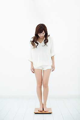 포토 JPG 스튜디오촬영 전신 외국인 해외기획촬영 우먼라이프 라이프스타일 응시 여자 다이어트 모션 실내 건강 한명 서기 사람 동양인 성인 앞모습 30대 건강관리 무게 일본인 측정 체중계 2015년일본 여자만 여자한명만 성인여자만 성인한명만 성인여자한명만 장년만 장년여자만 장년여자한명만 성인만 국내포토 1 시선 뷰포인트 관리 인종 내부 생활 장년 파일형식