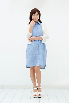 포토 JPG 스튜디오촬영 전신 외국인 해외기획촬영 우먼라이프 라이프스타일 여자 모션 실내 한명 서기 미소 사람 동양인 성인 앞모습 30대 일본인 2015년일본 여자만 여자한명만 성인여자만 성인한명만 성인여자한명만 장년만 장년여자만 장년여자한명만 성인만 국내포토 1 뷰포인트 표정 인종 내부 생활 장년 파일형식