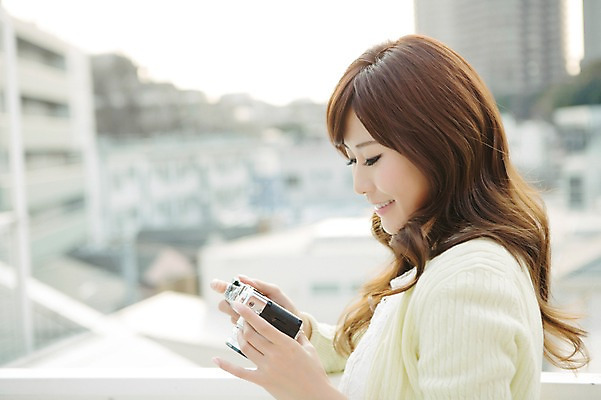 포토 JPG 주간 외국인 해외기획촬영 우먼라이프 라이프스타일 응시 여자 여유 모션 한명 서기 미소 들기 사람 동양인 풍경 상반신 성인 취미 야외 옆모습 30대 카메라 사진촬영 일본인 상쾌 기념사진 찍기 2015년일본 여자만 여자한명만 성인여자만 성인한명만 성인여자한명만 장년만 장년여자만 장년여자한명만 성인만 국내포토 자연요소 1 시선 감정 뷰포인트 표정 인종 생활 장년 전자제품 촬영 파일형식