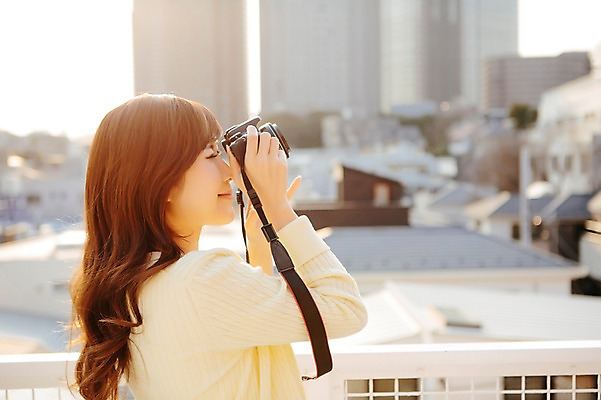 포토 JPG 주간 외국인 해외기획촬영 우먼라이프 라이프스타일 여자 여유 모션 한명 서기 미소 들기 사람 동양인 풍경 상반신 성인 취미 야외 옆모습 30대 햇빛 카메라 노을 사진촬영 일본인 상쾌 기념사진 찍기 2015년일본 여자만 여자한명만 성인여자만 성인한명만 성인여자한명만 장년만 장년여자만 장년여자한명만 성인만 국내포토 자연요소 1 감정 뷰포인트 표정 인종 생활 장년 전자제품 태양 촬영 파일형식