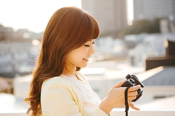 포토 JPG 주간 외국인 해외기획촬영 우먼라이프 라이프스타일 여자 여유 모션 한명 서기 미소 들기 사람 동양인 풍경 상반신 성인 취미 야외 옆모습 30대 카메라 사진촬영 일본인 상쾌 기념사진 찍기 2015년일본 여자만 여자한명만 성인여자만 성인한명만 성인여자한명만 장년만 장년여자만 장년여자한명만 성인만 국내포토 자연요소 1 감정 뷰포인트 표정 인종 생활 장년 전자제품 촬영 파일형식