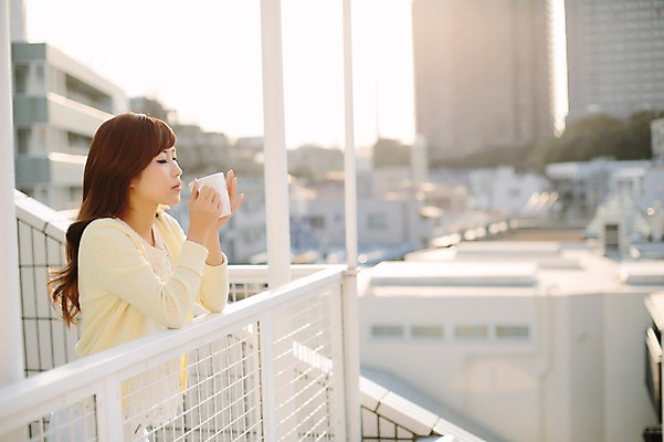 포토 JPG 주간 외국인 해외기획촬영 우먼라이프 라이프스타일 여자 여유 커피 음료 모션 티타임 휴식 한명 서기 들기 사람 동양인 상반신 성인 야외 옆모습 30대 머그컵 일본인 상쾌 2015년일본 여자만 여자한명만 성인여자만 성인한명만 성인여자한명만 장년만 장년여자만 장년여자한명만 성인만 국내포토 자연요소 1 감정 뷰포인트 컨셉 인종 생활 컵 장년 파일형식