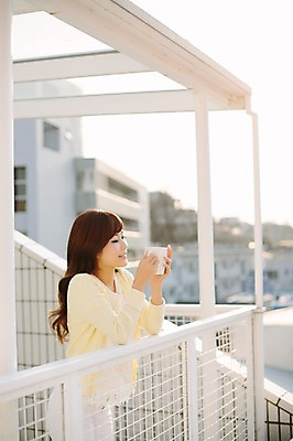 포토 JPG 주간 외국인 해외기획촬영 우먼라이프 라이프스타일 여자 여유 커피 음료 모션 티타임 휴식 한명 서기 들기 사람 동양인 상반신 성인 야외 옆모습 30대 머그컵 일본인 상쾌 2015년일본 여자만 여자한명만 성인여자만 성인한명만 성인여자한명만 장년만 장년여자만 장년여자한명만 성인만 국내포토 자연요소 1 감정 뷰포인트 컨셉 인종 생활 컵 장년 파일형식