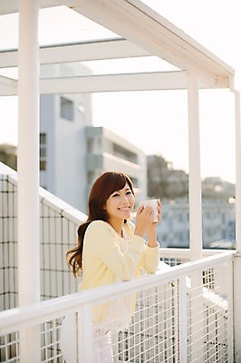 포토 JPG 주간 외국인 해외기획촬영 우먼라이프 라이프스타일 여자 여유 커피 음료 모션 티타임 휴식 한명 서기 들기 사람 동양인 상반신 성인 야외 옆모습 30대 머그컵 일본인 상쾌 2015년일본 여자만 여자한명만 성인여자만 성인한명만 성인여자한명만 장년만 장년여자만 장년여자한명만 성인만 국내포토 자연요소 1 감정 뷰포인트 컨셉 인종 생활 컵 장년 파일형식