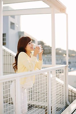 포토 JPG 주간 외국인 해외기획촬영 우먼라이프 라이프스타일 여자 여유 커피 음료 모션 티타임 휴식 한명 서기 들기 사람 동양인 상반신 성인 야외 옆모습 30대 머그컵 일본인 상쾌 2015년일본 여자만 여자한명만 성인여자만 성인한명만 성인여자한명만 장년만 장년여자만 장년여자한명만 성인만 국내포토 자연요소 1 감정 뷰포인트 컨셉 인종 생활 컵 장년 파일형식