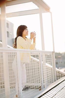 포토 JPG 주간 전신 외국인 해외기획촬영 우먼라이프 라이프스타일 여자 여유 커피 음료 모션 티타임 휴식 한명 서기 들기 사람 동양인 성인 야외 옆모습 30대 머그컵 일본인 상쾌 2015년일본 여자만 여자한명만 성인여자만 성인한명만 성인여자한명만 장년만 장년여자만 장년여자한명만 성인만 국내포토 자연요소 1 감정 뷰포인트 컨셉 인종 생활 컵 장년 파일형식