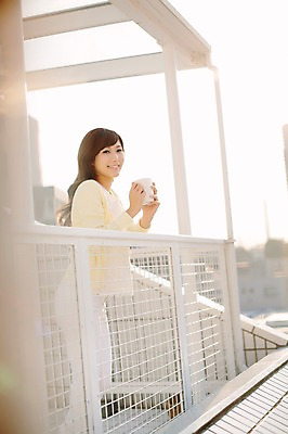 포토 JPG 주간 외국인 해외기획촬영 우먼라이프 라이프스타일 여자 여유 커피 음료 모션 티타임 휴식 한명 서기 들기 사람 동양인 상반신 성인 야외 옆모습 30대 머그컵 일본인 상쾌 2015년일본 여자만 여자한명만 성인여자만 성인한명만 성인여자한명만 장년만 장년여자만 장년여자한명만 성인만 국내포토 자연요소 1 감정 뷰포인트 컨셉 인종 생활 컵 장년 파일형식