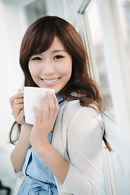 포토 JPG 스튜디오촬영 외국인 해외기획촬영 우먼라이프 라이프스타일 여자 여유 커피 모션 티타임 휴식 실내 한명 서기 미소 들기 사람 동양인 상반신 성인 앞모습 30대 기댐 머그컵 자유 일본인 창가 2015년일본 여자만 여자한명만 성인여자만 성인한명만 성인여자한명만 장년만 장년여자만 장년여자한명만 성인만 국내포토 1 감정 음료 뷰포인트 컨셉 창문 표정 인종 내부 생활 컵 장년 파일형식