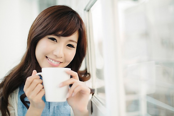 포토 JPG 스튜디오촬영 외국인 해외기획촬영 우먼라이프 라이프스타일 여자 여유 커피 모션 휴식 실내 한명 서기 미소 들기 사람 동양인 상반신 성인 앞모습 30대 기댐 머그컵 자유 일본인 창가 2015년일본 여자만 여자한명만 성인여자만 성인한명만 성인여자한명만 장년만 장년여자만 장년여자한명만 성인만 국내포토 1 감정 음료 뷰포인트 컨셉 창문 표정 인종 내부 생활 컵 장년 파일형식