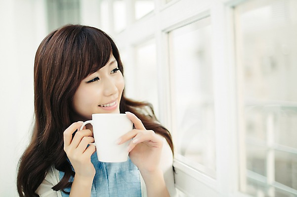 포토 JPG 스튜디오촬영 외국인 해외기획촬영 우먼라이프 라이프스타일 응시 여자 여유 커피 모션 휴식 실내 한명 서기 미소 들기 사람 동양인 상반신 성인 앞모습 30대 머그컵 자유 일본인 창가 2015년일본 여자만 여자한명만 성인여자만 성인한명만 성인여자한명만 장년만 장년여자만 장년여자한명만 성인만 국내포토 1 시선 감정 음료 뷰포인트 컨셉 창문 표정 인종 내부 생활 컵 장년 파일형식