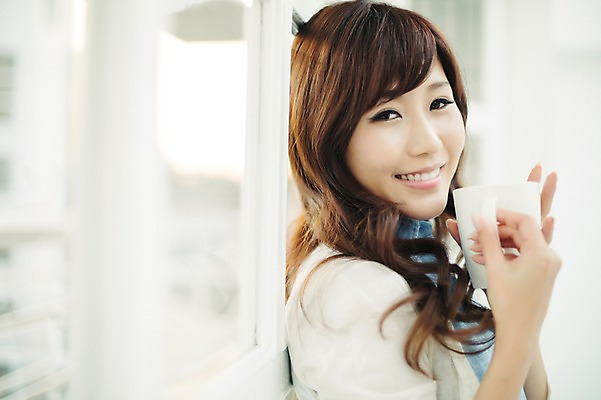 포토 JPG 스튜디오촬영 외국인 해외기획촬영 우먼라이프 라이프스타일 여자 여유 커피 모션 티타임 휴식 실내 한명 서기 미소 들기 사람 동양인 상반신 성인 옆모습 30대 기댐 머그컵 자유 일본인 창가 2015년일본 여자만 여자한명만 성인여자만 성인한명만 성인여자한명만 장년만 장년여자만 장년여자한명만 성인만 국내포토 1 감정 음료 뷰포인트 컨셉 창문 표정 인종 내부 생활 컵 장년 파일형식