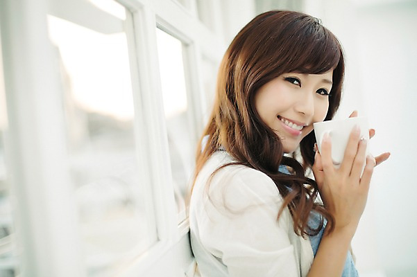 포토 JPG 스튜디오촬영 외국인 해외기획촬영 우먼라이프 라이프스타일 여자 여유 커피 모션 티타임 휴식 실내 한명 서기 미소 들기 사람 동양인 상반신 성인 옆모습 30대 기댐 머그컵 자유 일본인 창가 2015년일본 여자만 여자한명만 성인여자만 성인한명만 성인여자한명만 장년만 장년여자만 장년여자한명만 성인만 국내포토 1 감정 음료 뷰포인트 컨셉 창문 표정 인종 내부 생활 컵 장년 파일형식