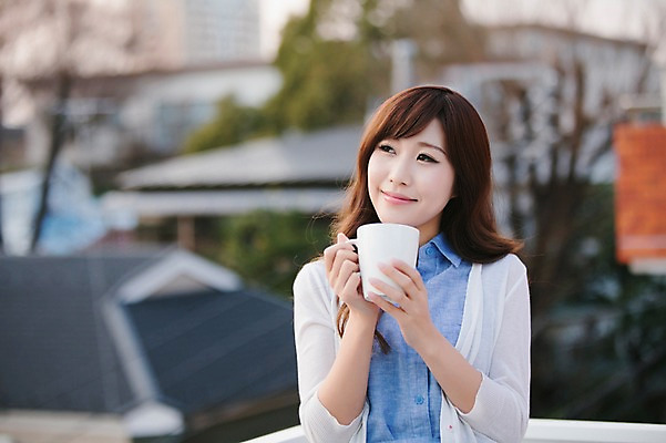 포토 JPG 주간 외국인 해외기획촬영 우먼라이프 라이프스타일 응시 여자 여유 커피 음료 모션 휴식 한명 미소 들기 사람 앉기 동양인 상반신 성인 야외 앞모습 30대 머그컵 일본인 상쾌 2015년일본 여자만 여자한명만 성인여자만 성인한명만 성인여자한명만 장년만 장년여자만 장년여자한명만 성인만 국내포토 자연요소 1 시선 감정 뷰포인트 컨셉 표정 인종 생활 컵 장년 파일형식