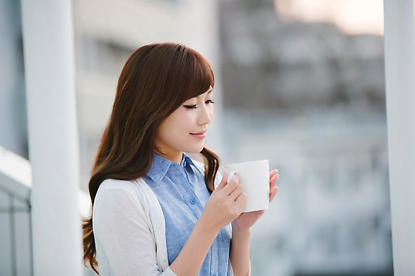 포토 JPG 주간 외국인 해외기획촬영 우먼라이프 라이프스타일 여자 여유 커피 음료 모션 티타임 휴식 한명 서기 미소 들기 사람 동양인 상반신 성인 야외 옆모습 30대 머그컵 일본인 상쾌 2015년일본 여자만 여자한명만 성인여자만 성인한명만 성인여자한명만 장년만 장년여자만 장년여자한명만 성인만 국내포토 자연요소 1 감정 뷰포인트 컨셉 표정 인종 생활 컵 장년 파일형식