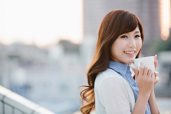 포토 JPG 주간 외국인 해외기획촬영 우먼라이프 라이프스타일 여자 여유 커피 음료 모션 티타임 휴식 한명 서기 미소 들기 사람 동양인 상반신 성인 야외 옆모습 30대 머그컵 일본인 상쾌 2015년일본 여자만 여자한명만 성인여자만 성인한명만 성인여자한명만 장년만 장년여자만 장년여자한명만 성인만 국내포토 자연요소 1 감정 뷰포인트 컨셉 표정 인종 생활 컵 장년 파일형식