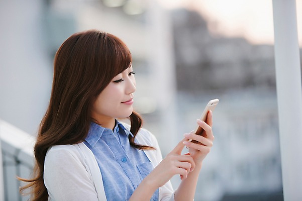 포토 JPG 주간 외국인 해외기획촬영 우먼라이프 라이프스타일 여자 여유 모션 휴식 한명 서기 미소 들기 사람 동양인 상반신 성인 야외 옆모습 30대 스마트폰 일본인 옥상 상쾌 2015년일본 여자만 여자한명만 성인여자만 성인한명만 성인여자한명만 장년만 장년여자만 장년여자한명만 성인만 국내포토 자연요소 1 감정 뷰포인트 컨셉 표정 인종 생활 장년 핸드폰 스마트기기 파일형식