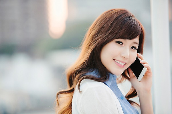 포토 JPG 주간 외국인 해외기획촬영 우먼라이프 라이프스타일 여자 여유 모션 휴식 한명 서기 미소 들기 사람 동양인 상반신 성인 야외 옆모습 30대 스마트폰 일본인 옥상 상쾌 통화 2015년일본 여자만 여자한명만 성인여자만 성인한명만 성인여자한명만 장년만 장년여자만 장년여자한명만 성인만 국내포토 자연요소 1 감정 뷰포인트 컨셉 표정 인종 생활 장년 핸드폰 스마트기기 파일형식