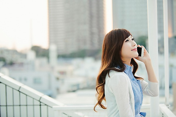 포토 JPG 주간 외국인 해외기획촬영 우먼라이프 라이프스타일 응시 여자 여유 모션 휴식 한명 서기 미소 들기 사람 동양인 상반신 성인 야외 옆모습 30대 스마트폰 일본인 옥상 상쾌 통화 2015년일본 여자만 여자한명만 성인여자만 성인한명만 성인여자한명만 장년만 장년여자만 장년여자한명만 성인만 국내포토 자연요소 1 시선 감정 뷰포인트 컨셉 표정 인종 생활 장년 핸드폰 스마트기기 파일형식