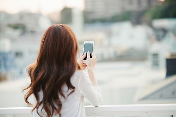 포토 JPG 주간 외국인 해외기획촬영 우먼라이프 라이프스타일 여자 여유 모션 휴식 한명 서기 미소 들기 사람 동양인 상반신 성인 야외 뒷모습 30대 스마트폰 일본인 옥상 상쾌 2015년일본 여자만 여자한명만 성인여자만 성인한명만 성인여자한명만 장년만 장년여자만 장년여자한명만 성인만 국내포토 자연요소 1 감정 뷰포인트 컨셉 표정 인종 생활 장년 핸드폰 스마트기기 파일형식