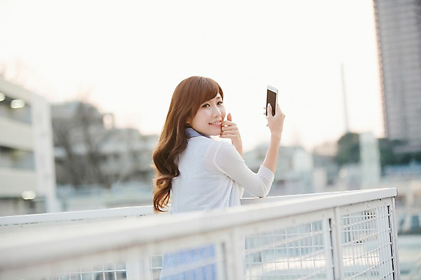 포토 JPG 주간 외국인 해외기획촬영 우먼라이프 라이프스타일 여자 여유 모션 휴식 한명 서기 미소 들기 사람 동양인 상반신 성인 야외 뒷모습 30대 스마트폰 뒤돌아보기 일본인 옥상 상쾌 2015년일본 여자만 여자한명만 성인여자만 성인한명만 성인여자한명만 장년만 장년여자만 장년여자한명만 성인만 국내포토 자연요소 1 감정 뷰포인트 컨셉 표정 인종 생활 장년 핸드폰 스마트기기 파일형식