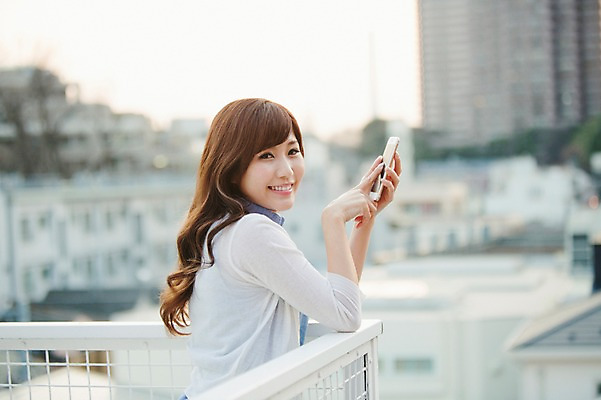 포토 JPG 주간 외국인 해외기획촬영 우먼라이프 라이프스타일 여자 여유 모션 휴식 한명 서기 미소 들기 사람 동양인 상반신 성인 야외 옆모습 30대 스마트폰 일본인 옥상 상쾌 2015년일본 여자만 여자한명만 성인여자만 성인한명만 성인여자한명만 장년만 장년여자만 장년여자한명만 성인만 국내포토 자연요소 1 감정 뷰포인트 컨셉 표정 인종 생활 장년 핸드폰 스마트기기 파일형식