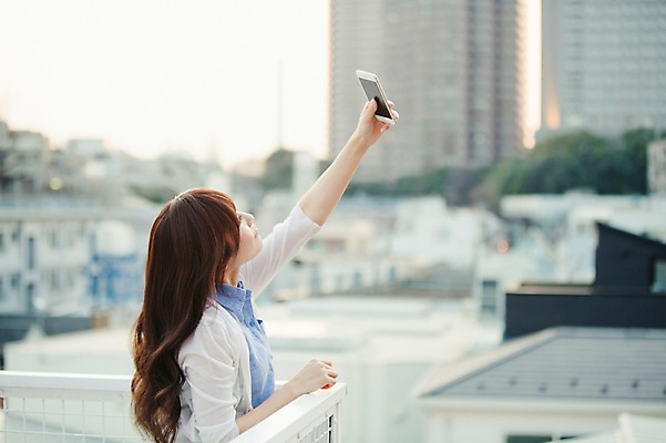 포토 JPG 주간 외국인 해외기획촬영 우먼라이프 라이프스타일 여자 여유 모션 휴식 한명 서기 미소 들기 사람 동양인 상반신 성인 야외 옆모습 30대 스마트폰 셀프카메라 일본인 옥상 상쾌 2015년일본 여자만 여자한명만 성인여자만 성인한명만 성인여자한명만 장년만 장년여자만 장년여자한명만 성인만 국내포토 자연요소 1 감정 뷰포인트 컨셉 표정 인종 생활 장년 핸드폰 스마트기기 사진촬영 파일형식