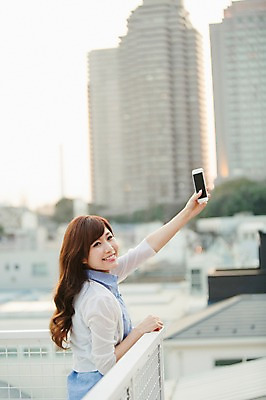 포토 JPG 주간 외국인 해외기획촬영 우먼라이프 라이프스타일 여자 여유 모션 휴식 한명 서기 미소 들기 사람 동양인 상반신 성인 야외 옆모습 30대 스마트폰 셀프카메라 일본인 옥상 상쾌 2015년일본 여자만 여자한명만 성인여자만 성인한명만 성인여자한명만 장년만 장년여자만 장년여자한명만 성인만 국내포토 자연요소 1 감정 뷰포인트 컨셉 표정 인종 생활 장년 핸드폰 스마트기기 사진촬영 파일형식