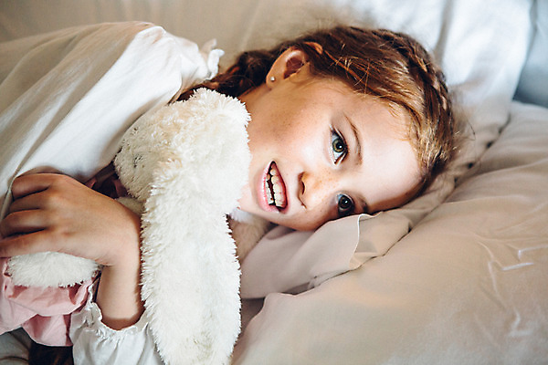 포토 JPG 서양인 외국인 백인 해외기획촬영 여자 어린이 인형 베개 안기 땋은머리 실내 한명 미소 웃음 사람 상반신 눕기 유치원생 침실 잠옷 침대 토끼인형 주근깨 2015년태국 여자만 여자한명만 어린이만 소녀만 소녀한명만 국내포토 1 헤어스타일 옷 가구 침구 모션 표정 인종 내부 토끼 점 파일형식