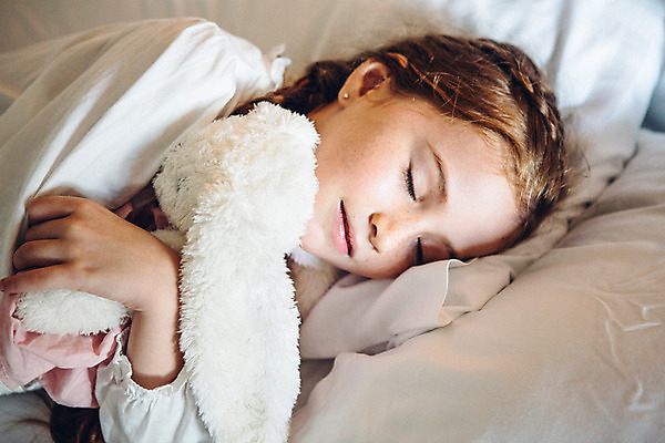 포토 JPG 서양인 외국인 백인 해외기획촬영 여자 어린이 인형 베개 안기 땋은머리 실내 한명 사람 상반신 눕기 눈감음 유치원생 침실 잠옷 침대 잠 토끼인형 주근깨 2015년태국 여자만 여자한명만 어린이만 소녀만 소녀한명만 국내포토 1 헤어스타일 옷 가구 침구 모션 인종 내부 토끼 점 파일형식
