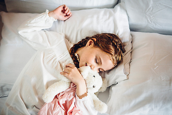 포토 JPG 서양인 외국인 백인 해외기획촬영 여자 어린이 인형 베개 안기 땋은머리 실내 한명 사람 상반신 앞모습 눕기 눈감음 유치원생 침실 잠옷 침대 잠 토끼인형 주근깨 2015년태국 여자만 여자한명만 어린이만 소녀만 소녀한명만 국내포토 1 헤어스타일 옷 뷰포인트 가구 침구 모션 인종 내부 토끼 점 파일형식