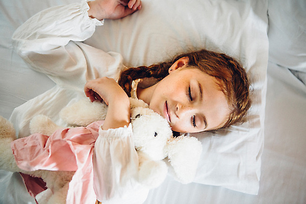포토 JPG 서양인 외국인 백인 해외기획촬영 여자 어린이 인형 베개 안기 땋은머리 실내 한명 사람 상반신 앞모습 눕기 눈감음 유치원생 침실 잠옷 침대 잠 토끼인형 주근깨 2015년태국 여자만 여자한명만 어린이만 소녀만 소녀한명만 국내포토 1 헤어스타일 옷 뷰포인트 가구 침구 모션 인종 내부 토끼 점 파일형식